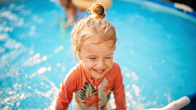Niña en piscina segura